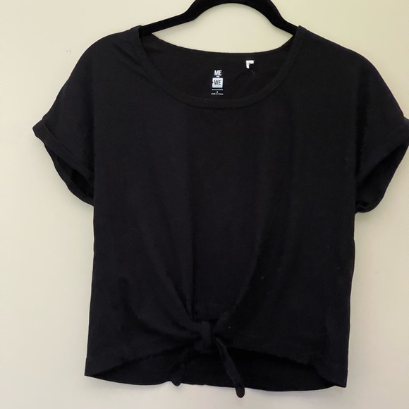 Black crop top with knot infront - Picture 1 of 2